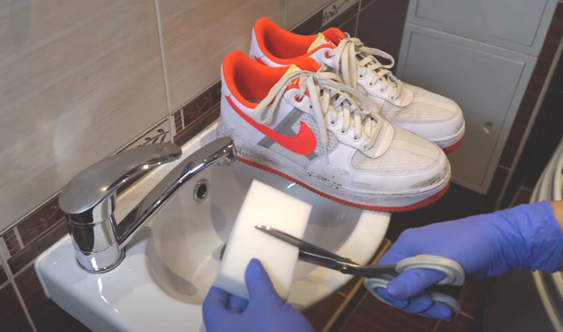 Чудо-губка за 50 рублей, которая удаляет ржавчину, чернила и жир, но пользоваться нужно осторожно