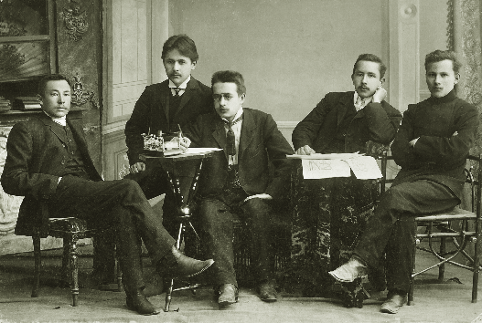 
Редакция газеты «Аль-Ислах». Слева направо: редактор В. Бахтияров, театральный критик К. Бакер, писатель Ф. Амирхан, сотрудник И. Амирхан, поэт Г. Тукай. 1908 г.
Источник: 100tatarstan.ru