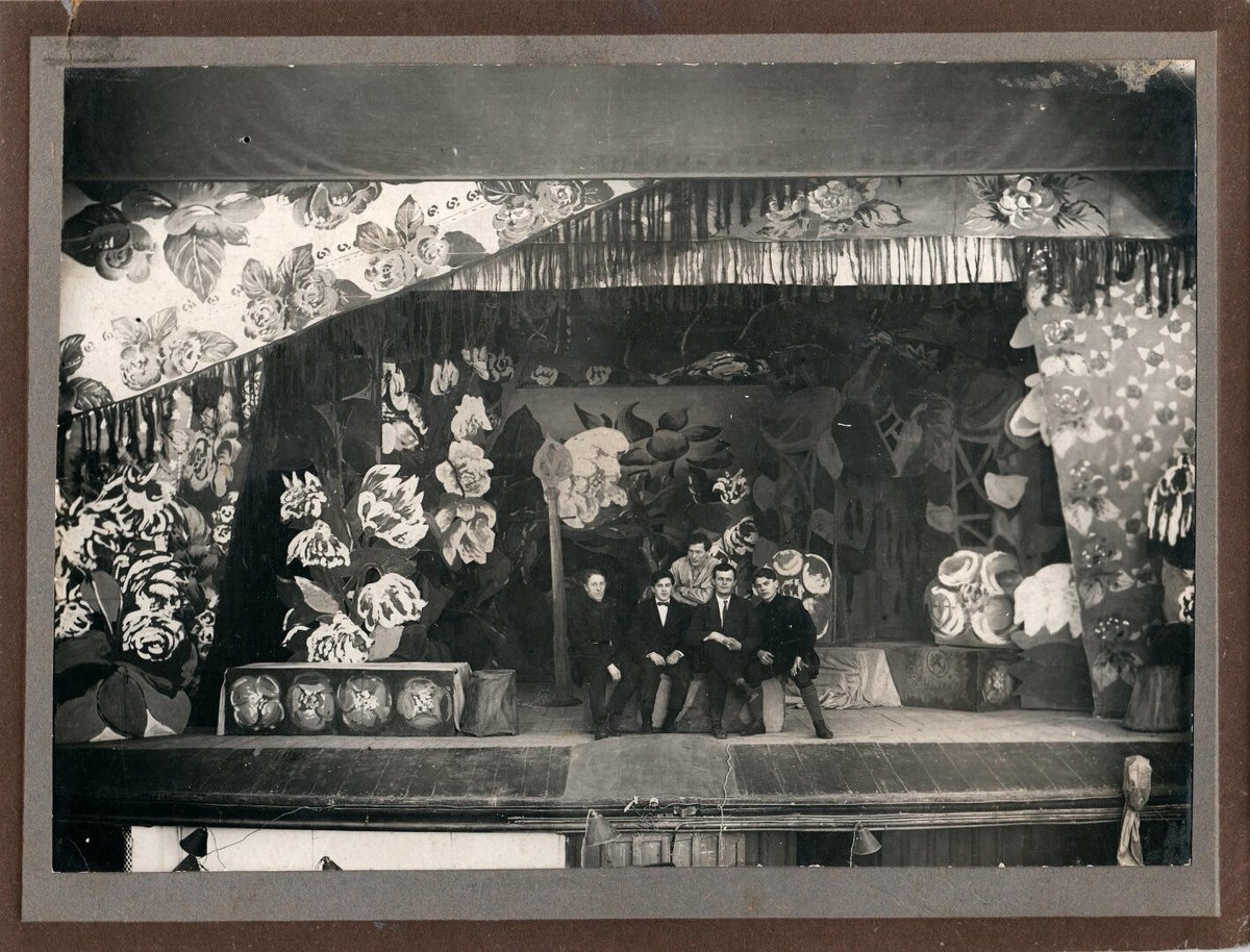 
Сайдашев, Бурнаш, Валеев-Сульва на сцене с декорацией спектакля «Зәңгәр шәл»
Из фондов Национального музея РТ