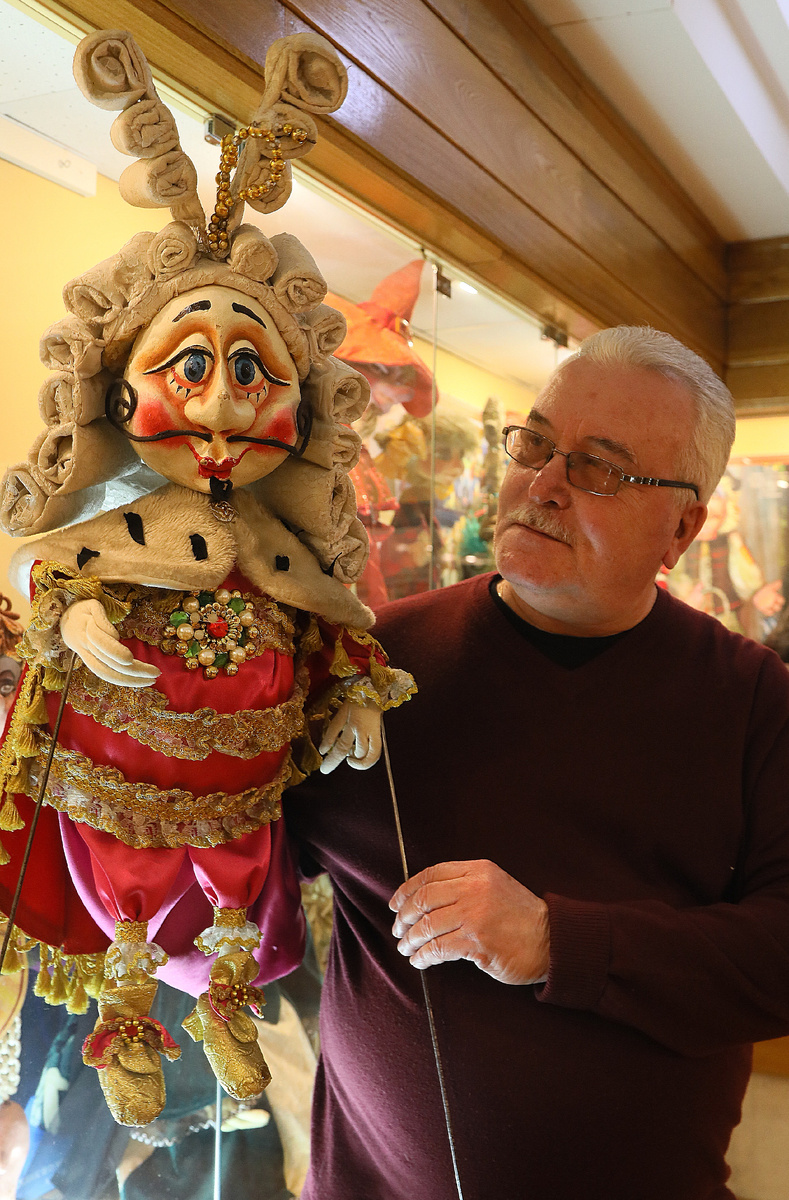 Заслуженный артист России Юрий Кондратьев с куклой Короля из спектакля «Золушка».