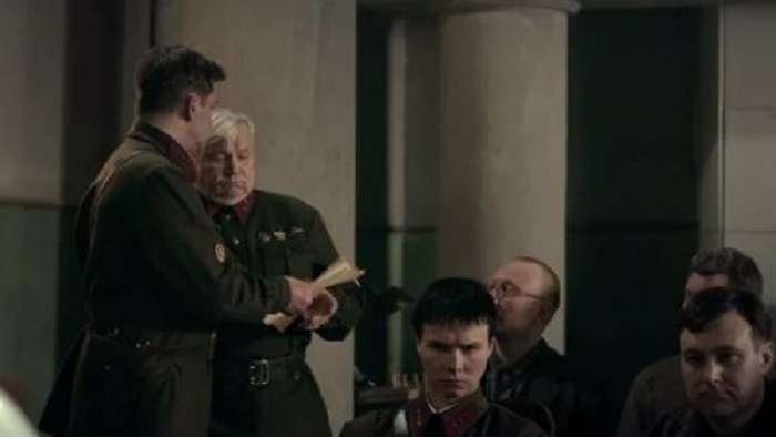 Контрразведчики получают боевое задание. Кадр из фильма "Убить Сталина". 