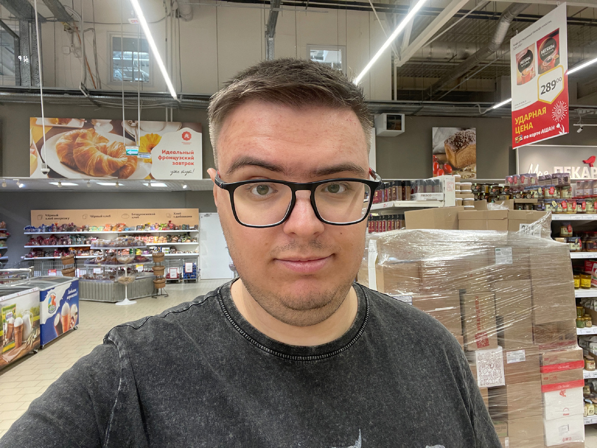Тут я, собственно, в очках, без которых совсем не могу. Но, надо сказать, именно эти очки оказались самыми неудачными для меня. Частенько натираю переносицу, из-за чего на носу постоянно красные пятна. Фото: Михаил Лайф Влог