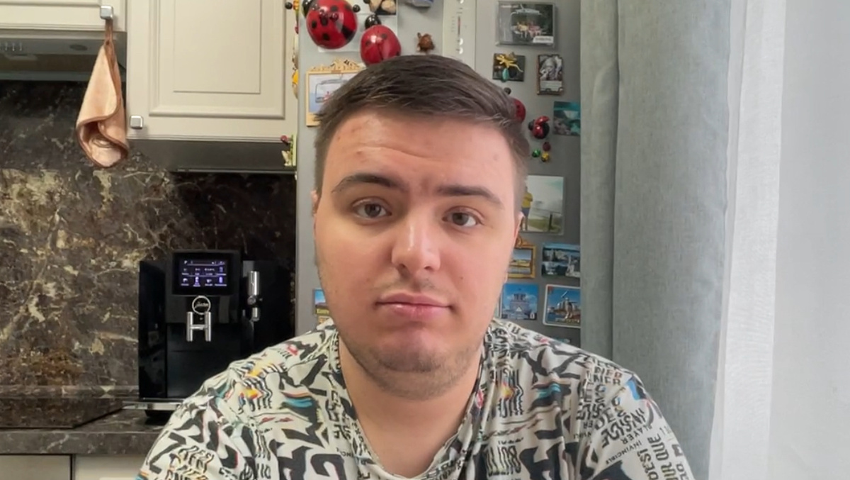 А здесь я уже в линзах. Снимаю ролик. Кстати, рассказывал как раз о том, почему новые очки мне не нравятся. Фото: Михаил Лайф Влог