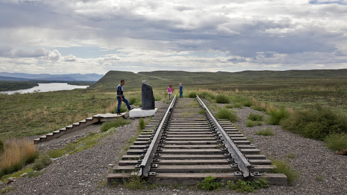     Рядом со столицей Тывы в районе планируемой железнодорожной станции стоит памятный камень с надписью «Кызыл – Курагино: дорога развития. Май 2011 г.». Это все, что построили на сегодня. Но у проекта есть перспективы