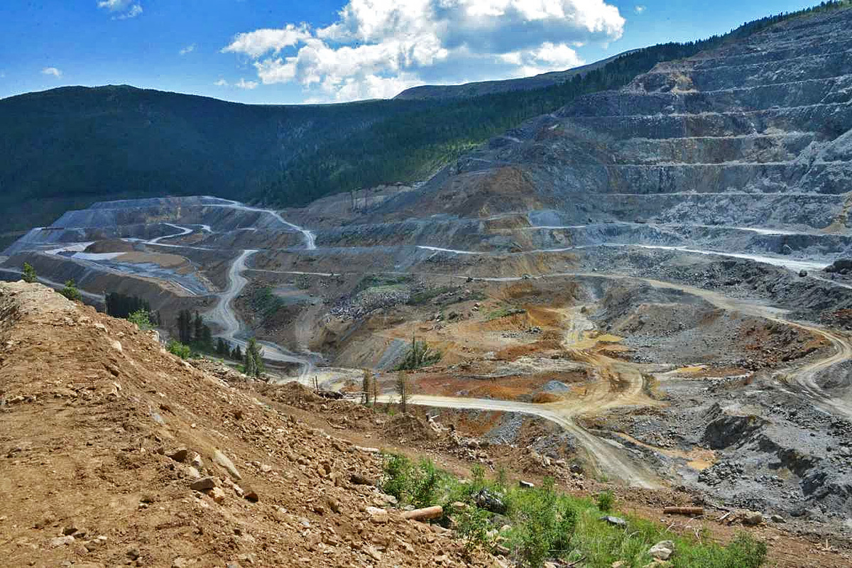     Недра Тувы очень богаты. Но сейчас республику с центром Сибири связывают только две автодороги через саянские перевалы. Разговоры о строительстве полноценной железнодорожной ветки с примыканием к Южному ходу Транссиба идут уже более десятка лет