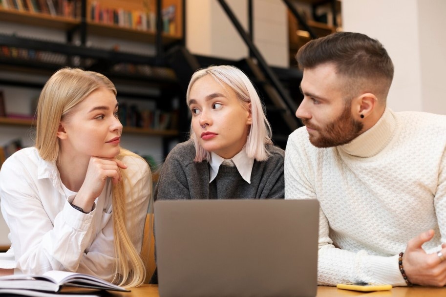 Обучение проходило в специально оборудованном помещении на территории предприятия, что позволило максимально адаптировать программу под реальные условия и риски.

