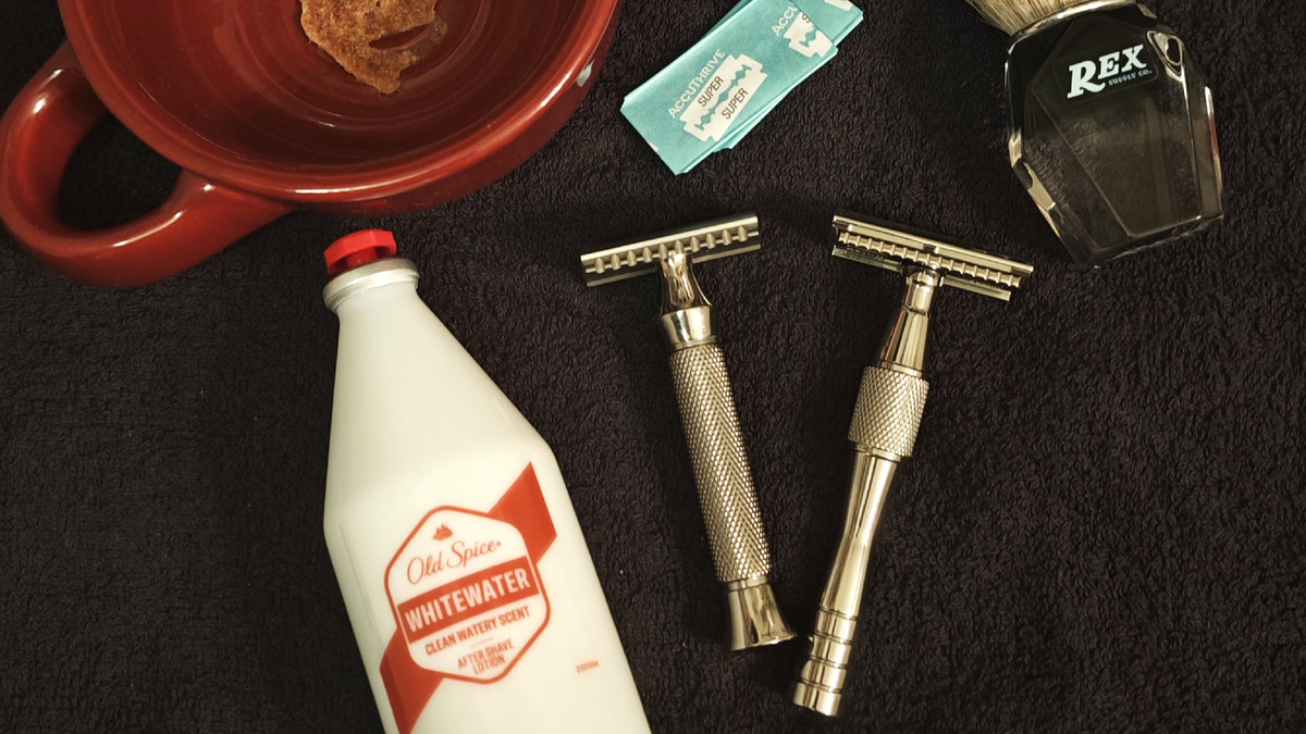 Слева Колибри с титановой ручкой Laton, справа Старт с родной ручкой.