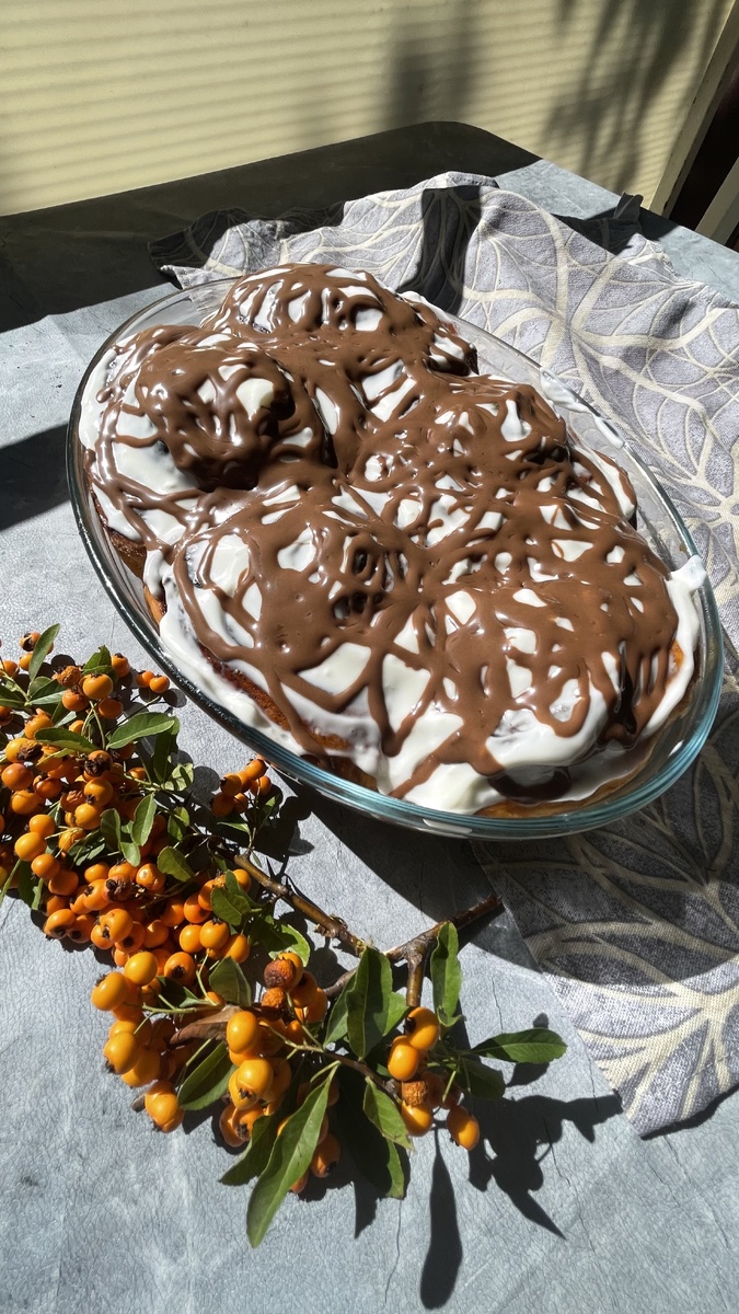 Синабоны с джемом
 Ну или булочки с джемом 

Рецепт:
Тесто :
Тёплое молоко -120 мл
Растопленное сливочное масло-100 гр ( не горячее )
→ Сахар -60 гр + ванильный сахар по вкусу
Свежие дрожжи 27 гр ( сухие 11гр )
Яйца - 3 шт ( 2 яйца + 1белок в тесто ,желток для смазывания булочек )
→ Соль - 1/3 ч.л
Мука - 450 гр
Начинка :
Джем ( по вкусу) 

Сливочная заливка :
Творожный сыр
Сметаны или пару ложек молока 
Сахараная пудра 1,5 ст.л
