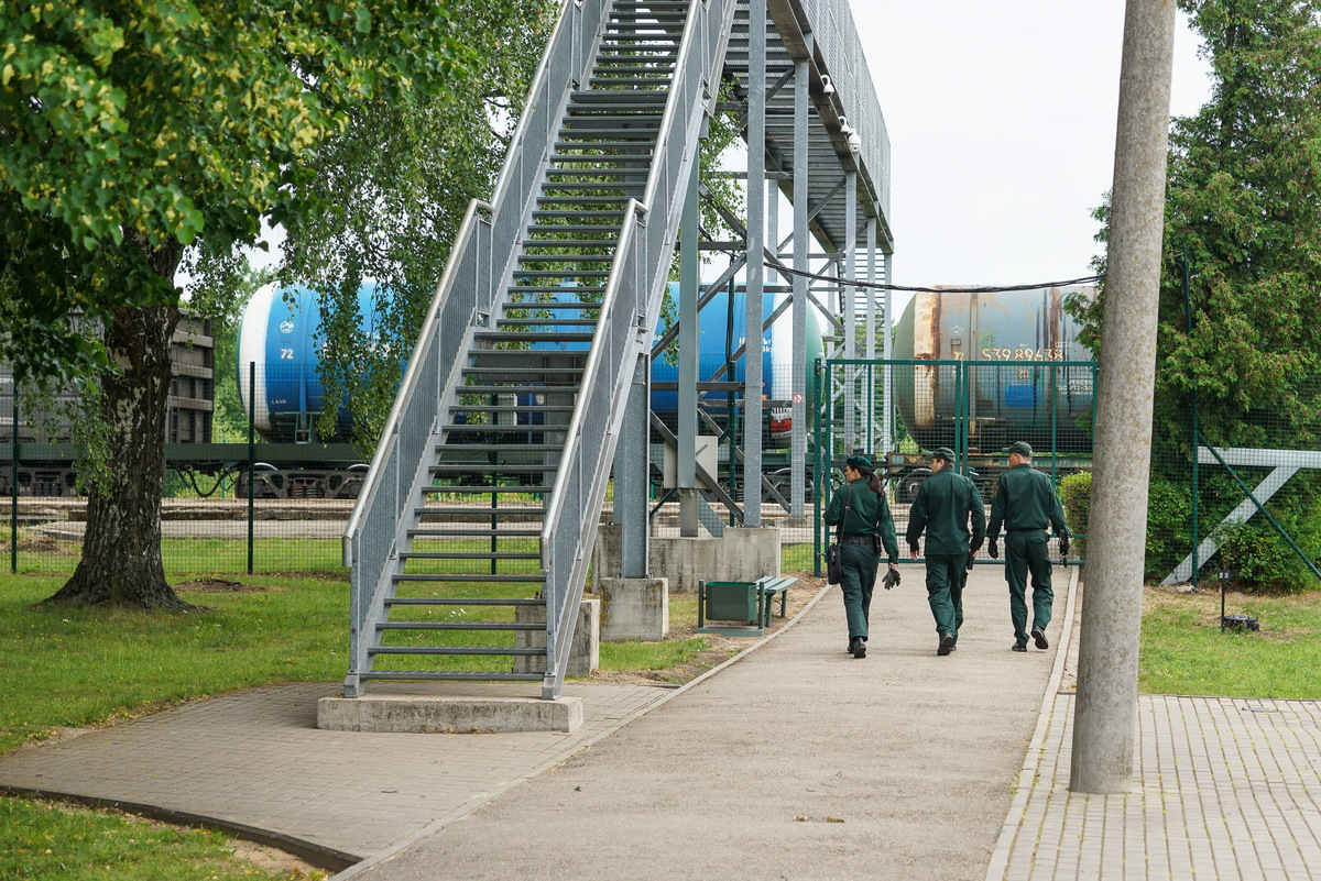 Латвийские таможенники на пограничном ж/д пункте Зилупе © Sputnik