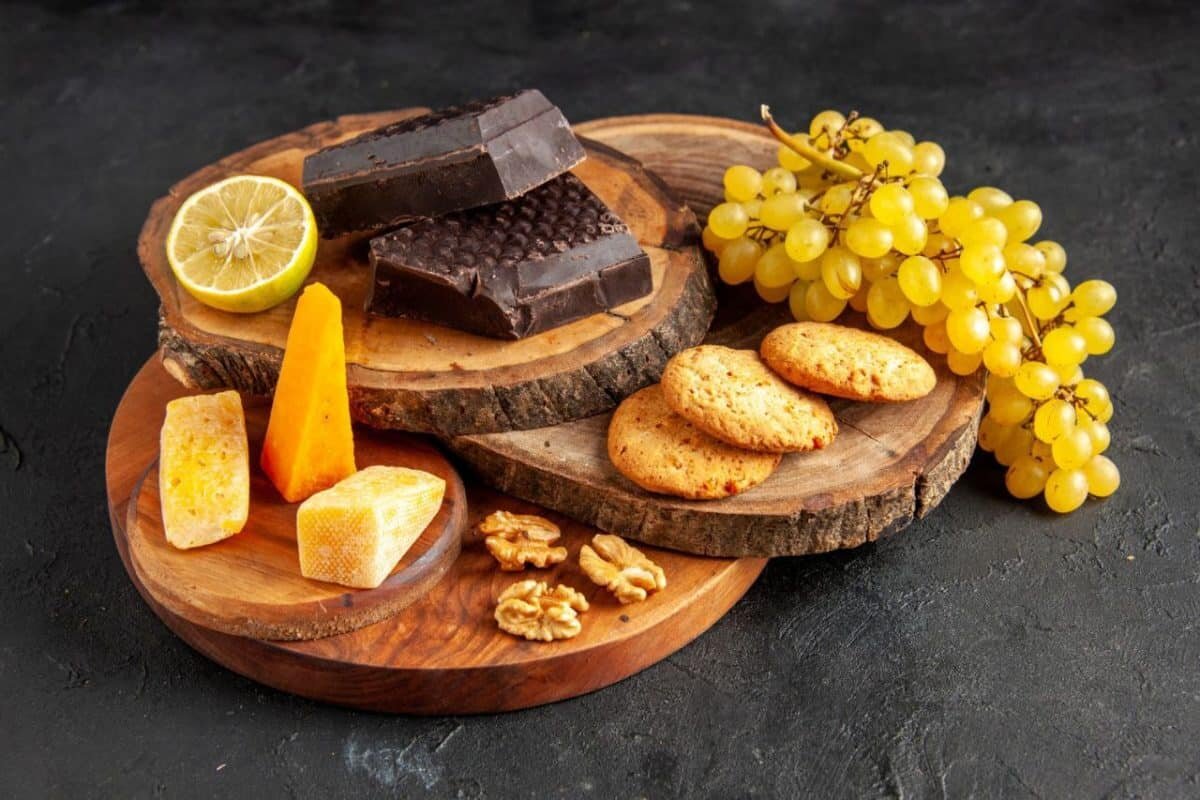    Еда с разными вкусами: сыр, сладкое, кислое / © KamranAydinov, Freepik