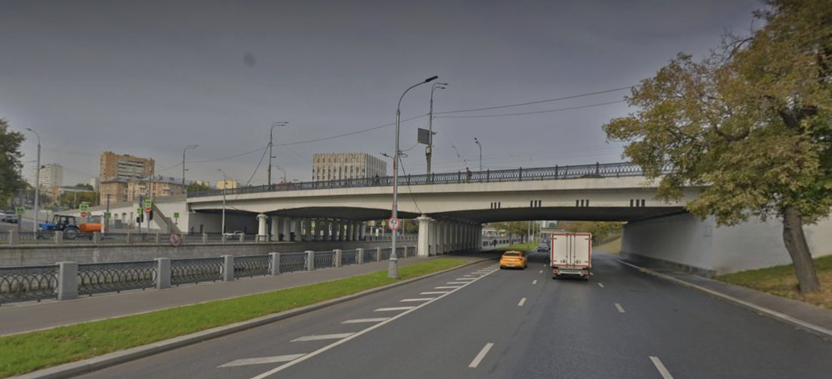 Матросский мост в 2025 году. Вид от Преображенской набережной. Яндекс.Панорамы.