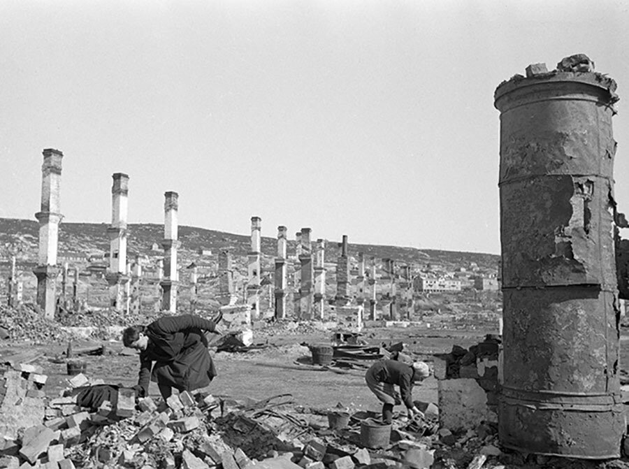 Разрушенный Мурманск. 1942 год