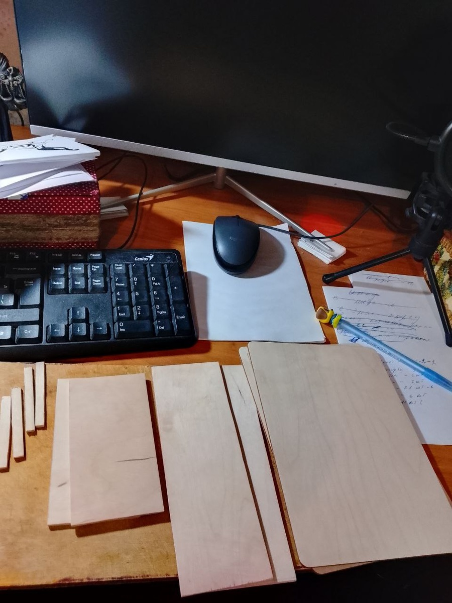  готовые заготовки по две стенки, тормозные планки для крышки и  естественно  крышка и дно.