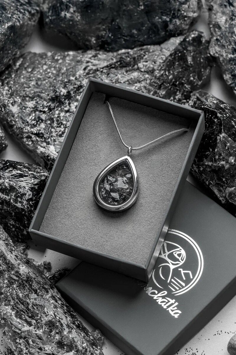 Подвеска "Рождение дракона" с камчатским обсидианом