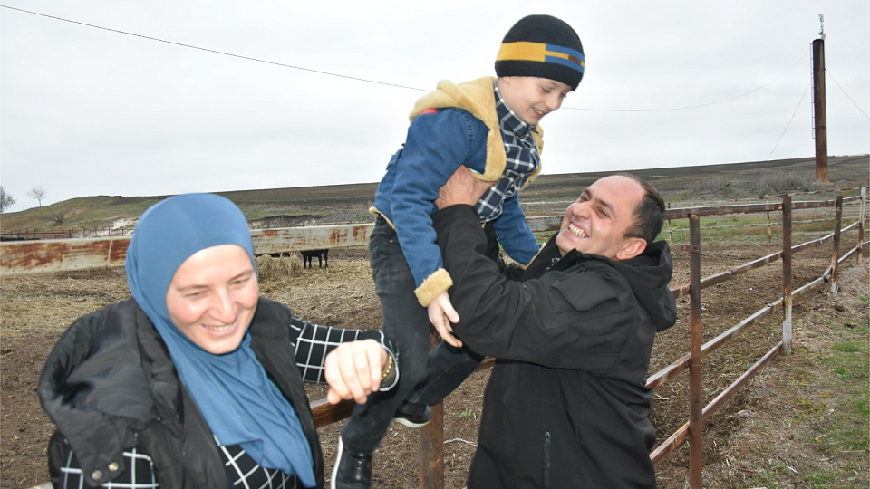 Младший сын Омар во всём помогает своим родителям
