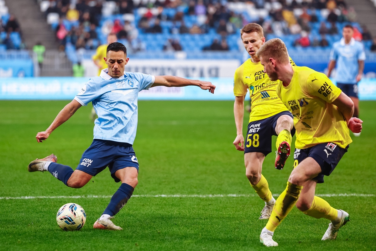 Полузащитник «Крыльев Советов» Джимми Марин (слева) забивает второй гол в ворота «Ростова». Фото из архива ПФК «Крылья Советов»/ Виктор Лунченко