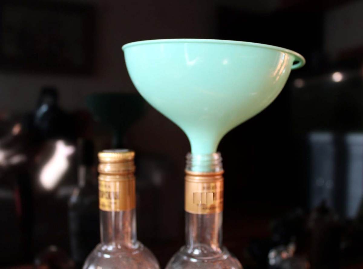 Горлышко с пробкой, чтобы можно вставить воронку.