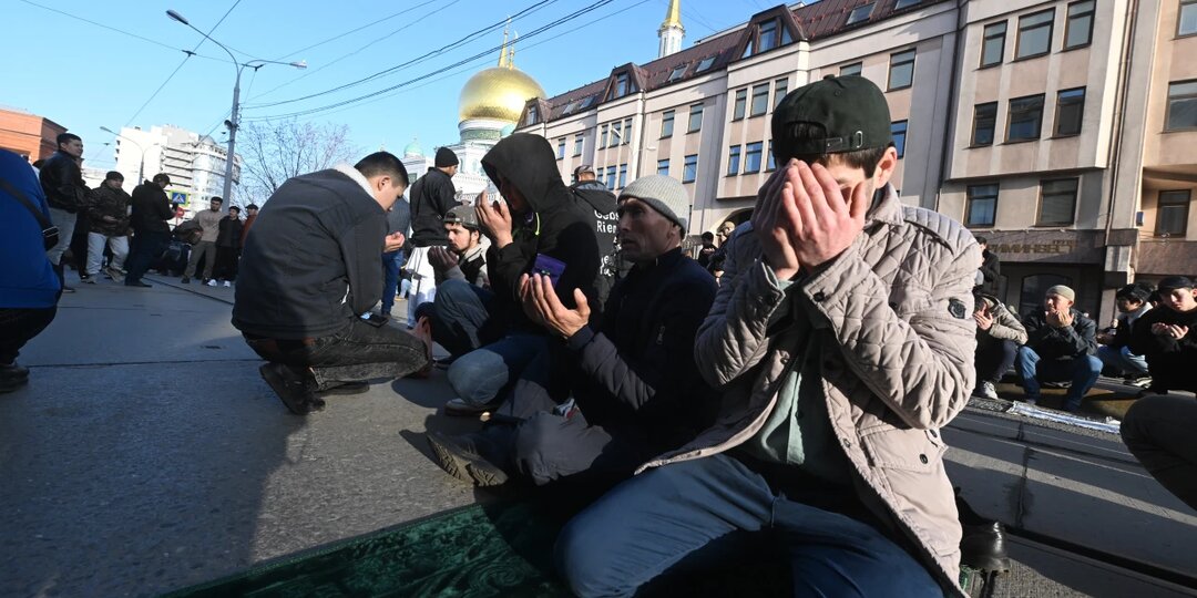 Азербайджанец порезал полицию в Москве из-за намаза: Ни в Казахстане, ни в Узбекистане такого бы не простили
