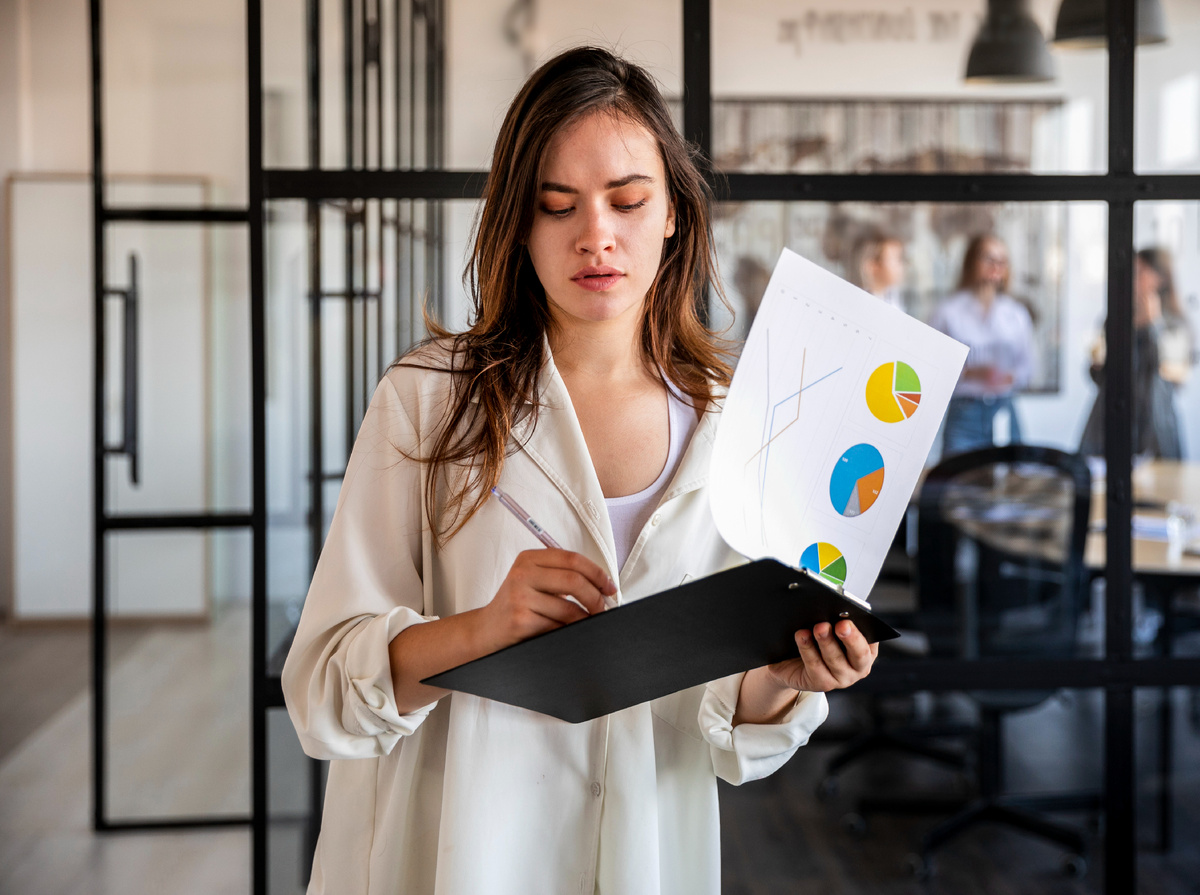 Источник изображения: freepik.com/free-photo/front-view-woman-verifying-business-results_6083664.htm