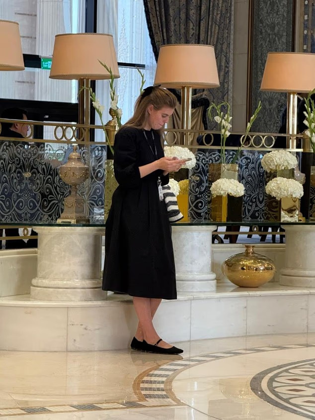 В прошлом месяце принцесса Беатрис провела эксклюзивное чаепитие для саудовских инвесторов в отеле Riyadh Ritz-Carlton