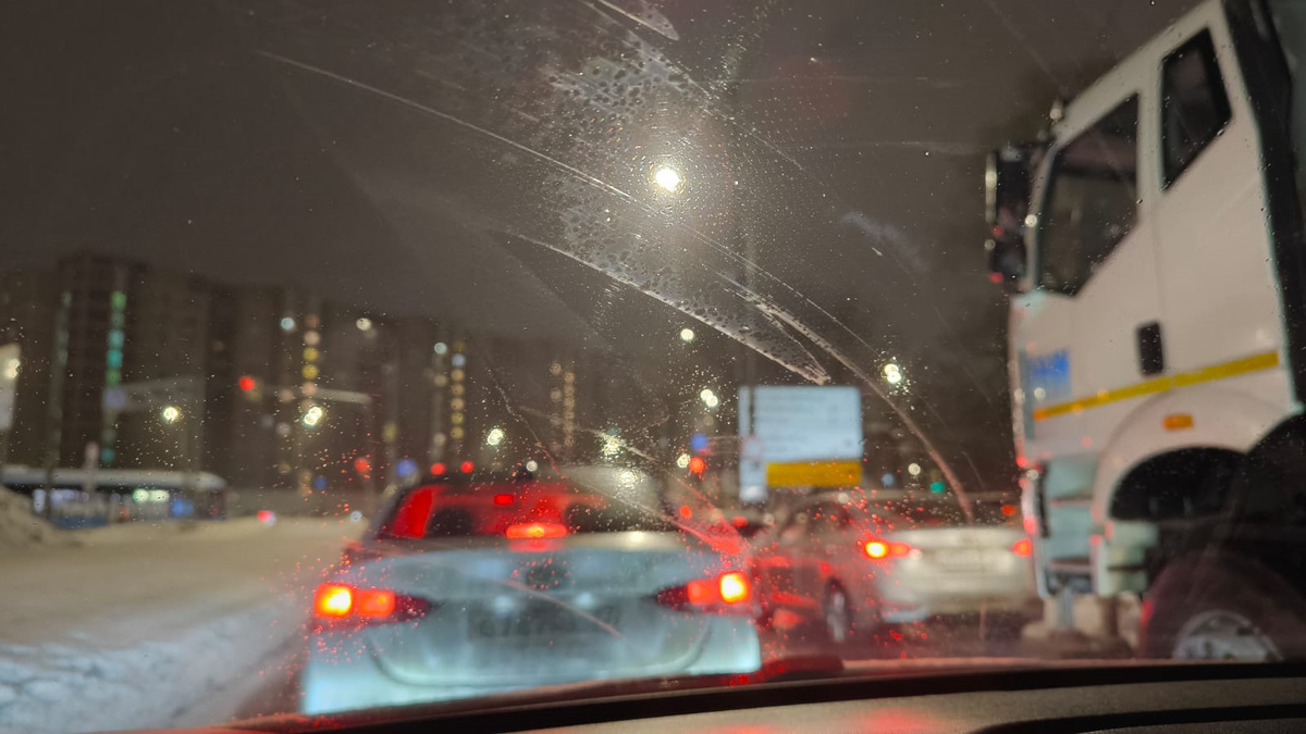 Разводы после взмаха дворниками.