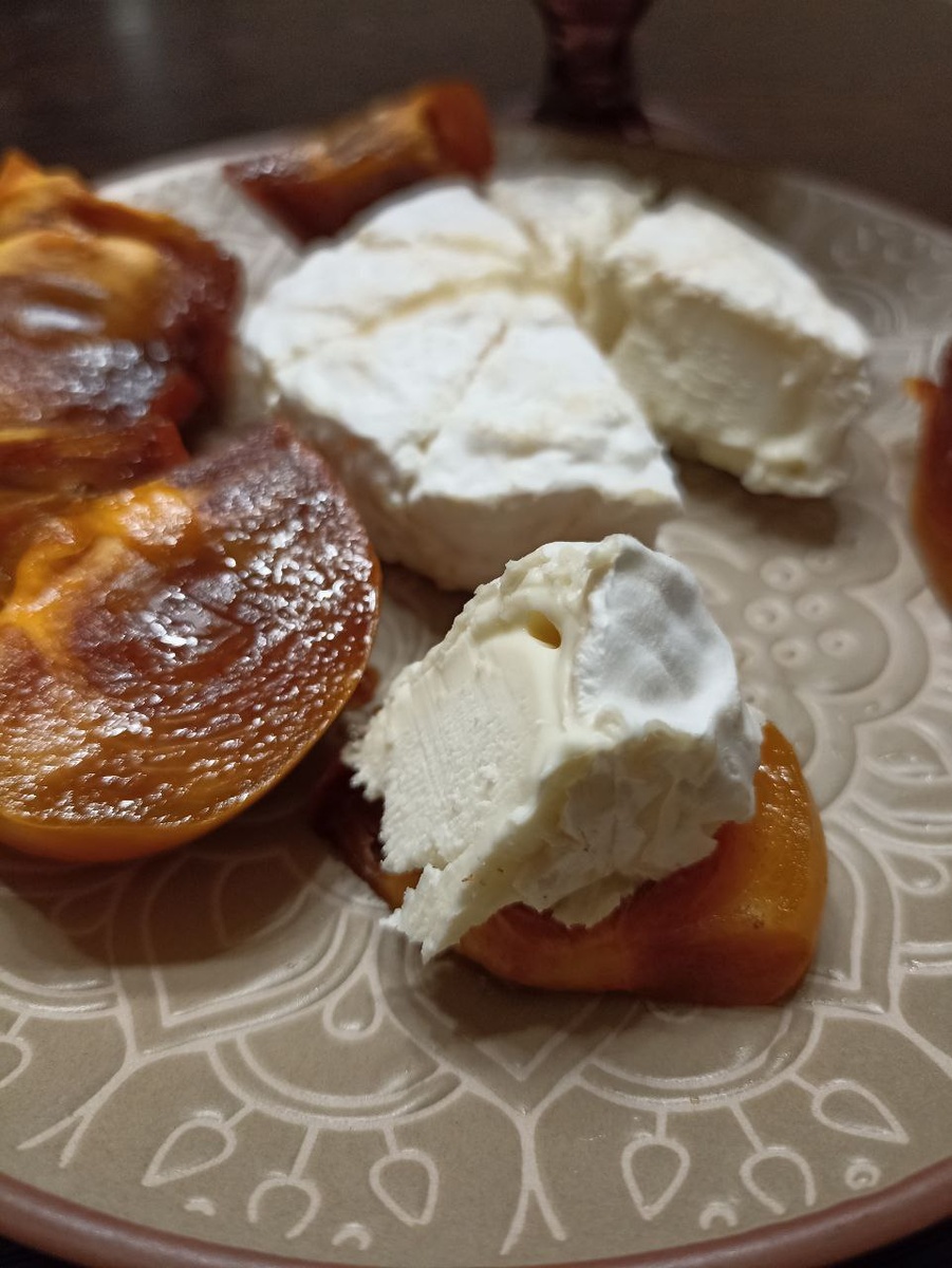 На фото - Невшатель с хурмой