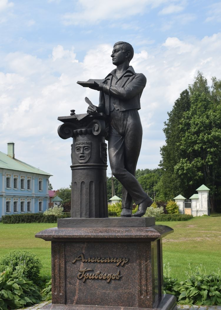 Автор: Сергей Кузнецов
Памятник молодому Грибоедову в усадьбе «Хмелита»