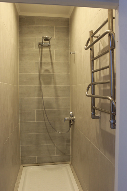 Полотенцесушитель расположенной в душевой кабине