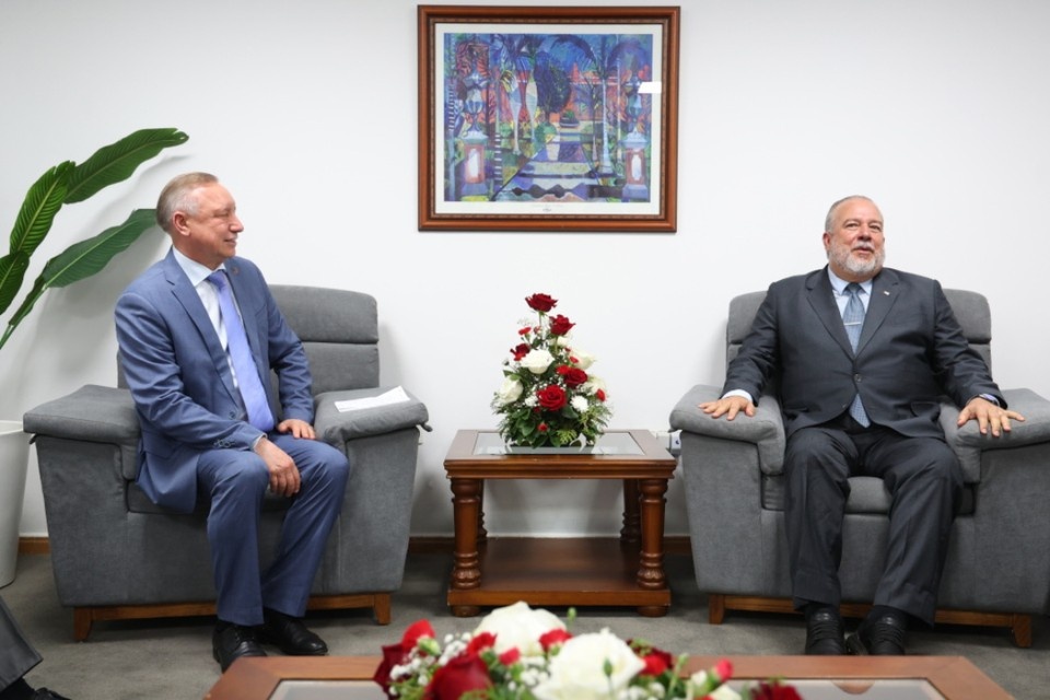    Губернатор Александр Беглов на встрече с премьер-министром Кубы Мануэлем Марреро Крусом. Фото: Смольный