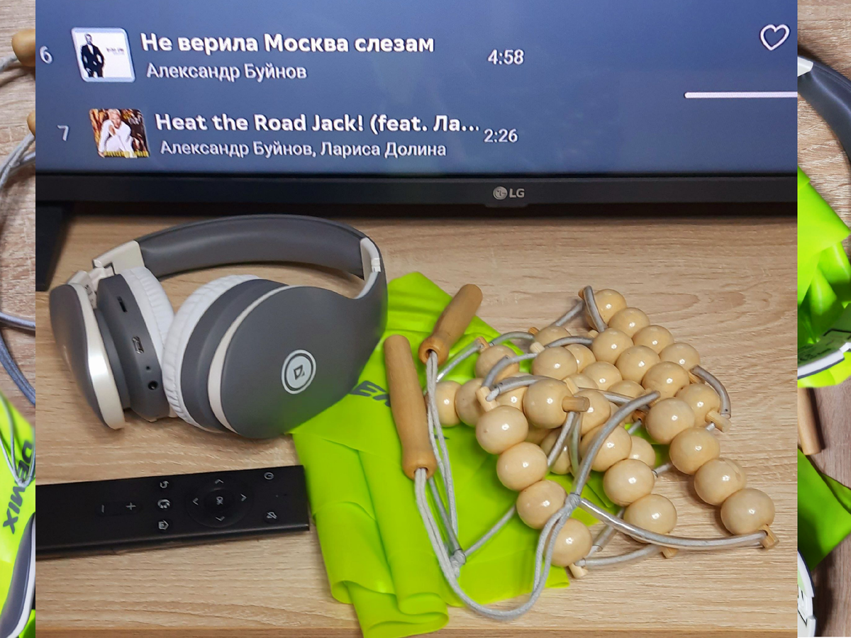 Беспроводные наушники, в ушах приятная энергичная музыка и упражнения. Все средства хороши. С пользой и без напряга, хоть ходи нашагивай 6000 шагов, хоть тренируйся