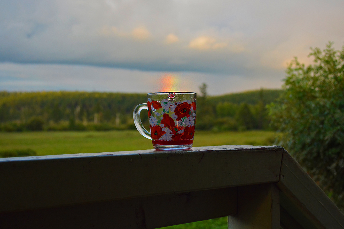 Вид с крыльца, чай и немного радуги.