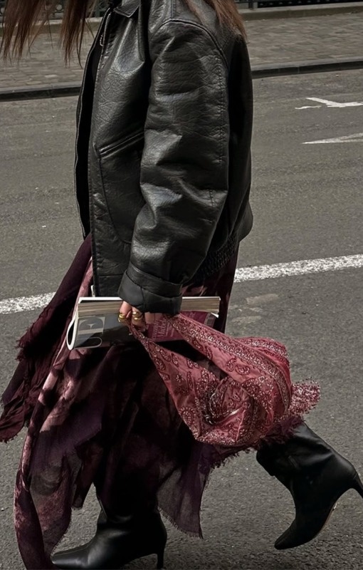 Кожаные плащи, юбки, брюки – смелый и эффектный выбор для современной женщины