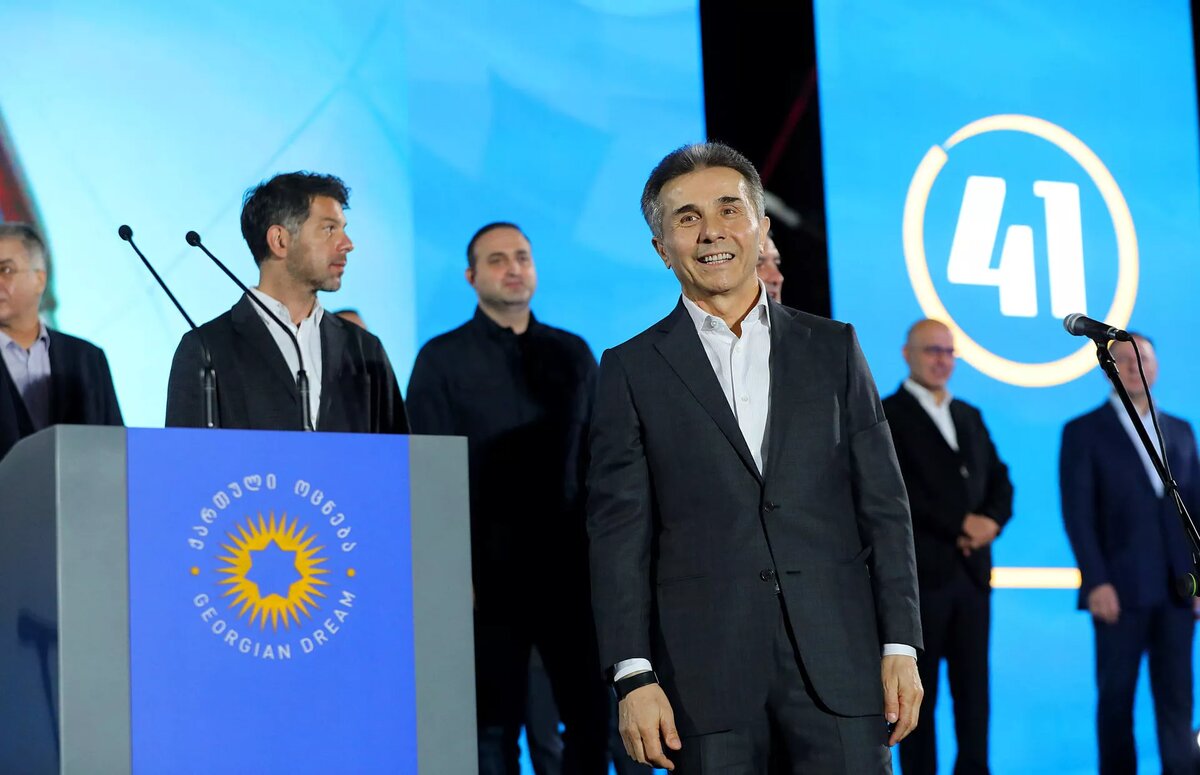 Бидзина Иванишвили и актив партии "Грузинская мечта" © photo : Georgian Dream 