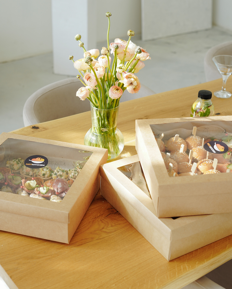 Фуршетные боксы от HotKitchen. Внутри коробки встроенные подносы для подачи - сервировка уже готова.