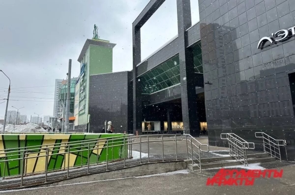    Жителей Перми шокировали подростки, делавшие пирсинг на лавочке в ТРК