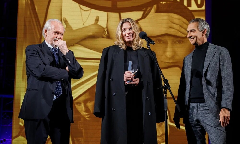 Режиссер Владимир Хотиненко вручил премию актрисе Юлии Высоцкой и продюсеру Антону Злаатопольскому. Фото из открытых источников в свободном доступе.