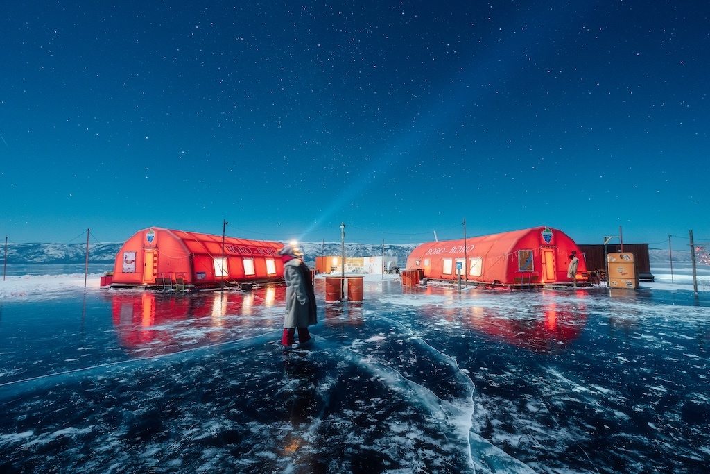 Название станции «Боро-Боро» отсылает к традициям дрейфующего в Арктике ледового лагеря «Барнео». Фото предоставлено станцией «Боро-Боро».