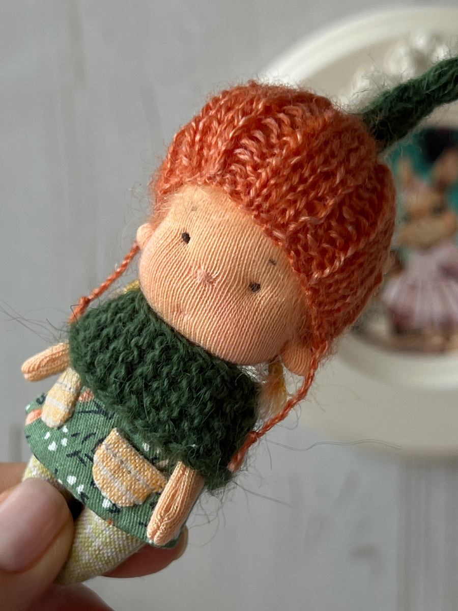 Игровая текстильная куколка ростом 8 см