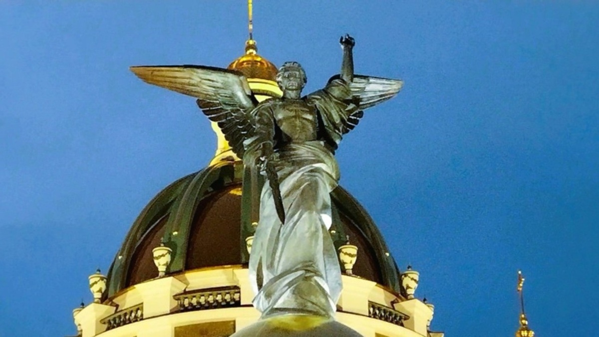 Скульптурная композиция «Собор Архистратига Михаила». (Фото автора)