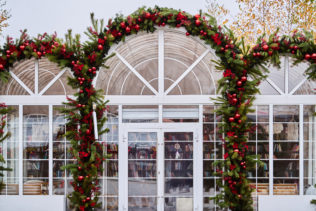 Лесная библиотека в зимнем оформлении