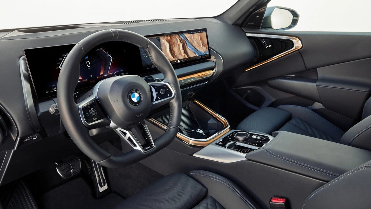 Вот такой у него черный кожанный салон ,  экран бортовой панели в 2 раза больше чем у BMW x1 u11 и ообще салон очень даже премиальный 