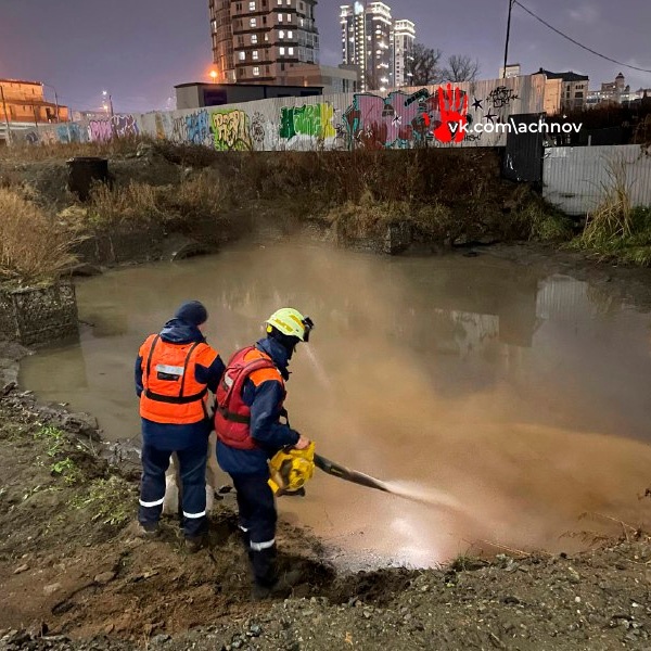 Спасатели работают на месте обнаружения нефтянного пятна