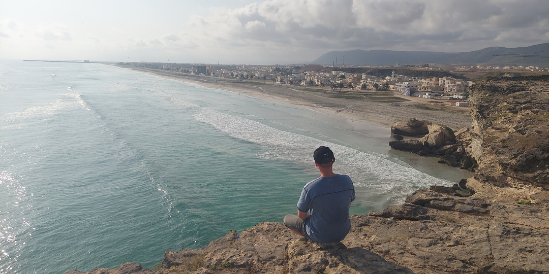 Отчего так в Омане пальмы шумят. И баобабы.