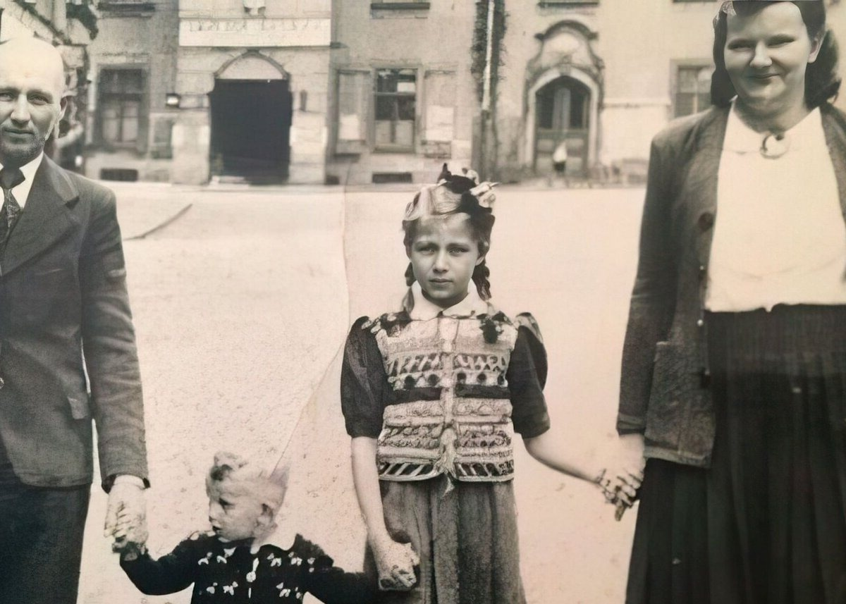 Эдита Пьеха с мамой, отчимом и сводным братом