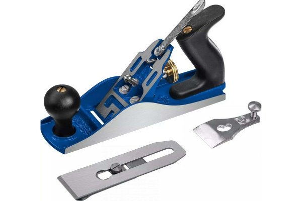 Визуально схож с одинарным, но здесь два ножа, а если точнее- основной нож, который строгает и стружколом.