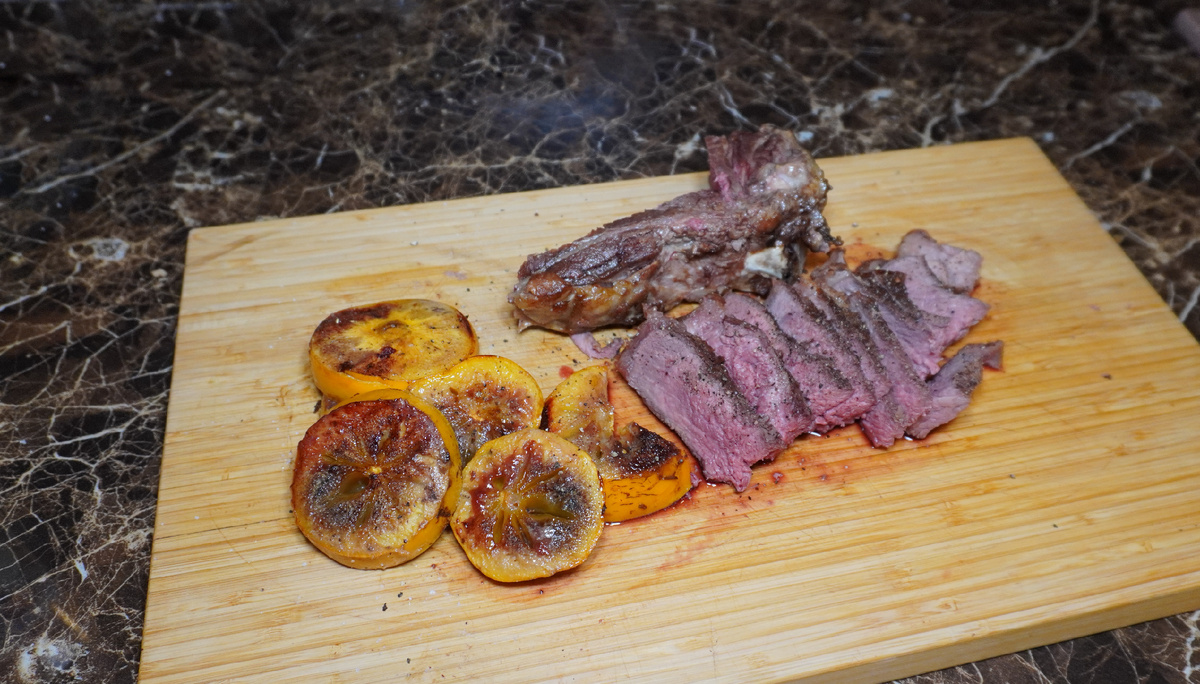 Стейк с хурмой