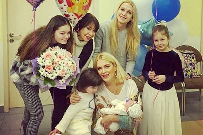 Мария с мамой Наталией Краснопольской и своими детьми