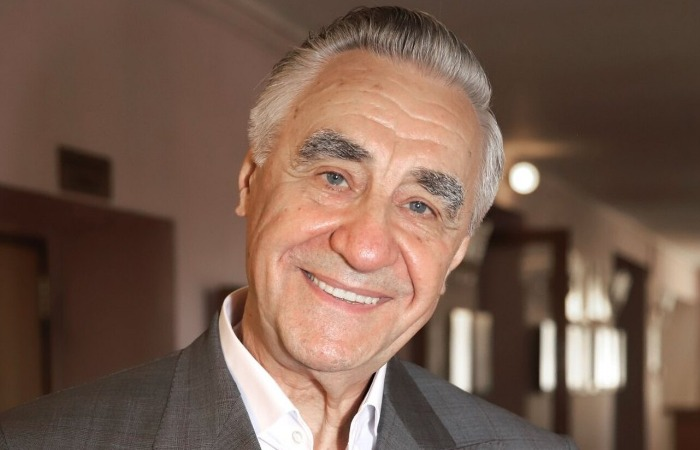 Дочке подарил квартиру в центре Москвы, а сына и внуков заблокировал: Как живет дедушка Юра из «Сватов» Анатолий Васильев