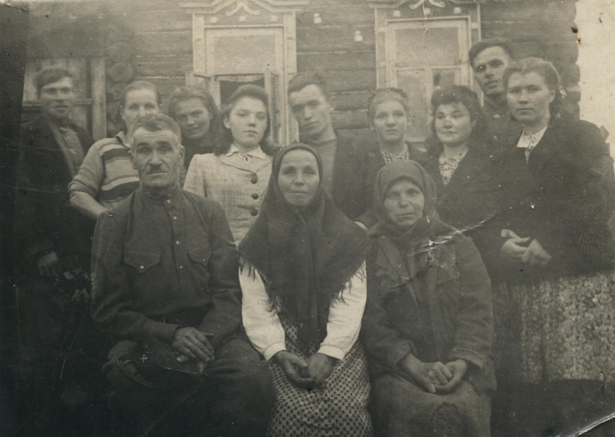 Фотография из семейного альбома автора. Жители с. Курашим