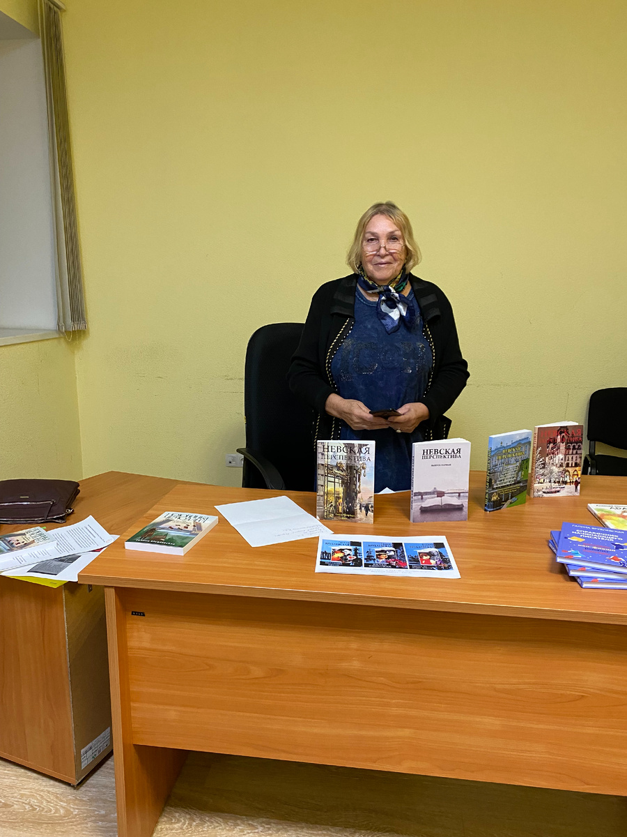 Руководитель литклуба "В гостях у Власты" Зоя Десятова в Доме писателя  СПб